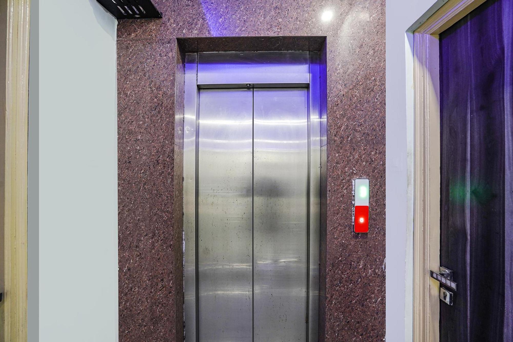 Hotel Fabhotel Deepak Palace